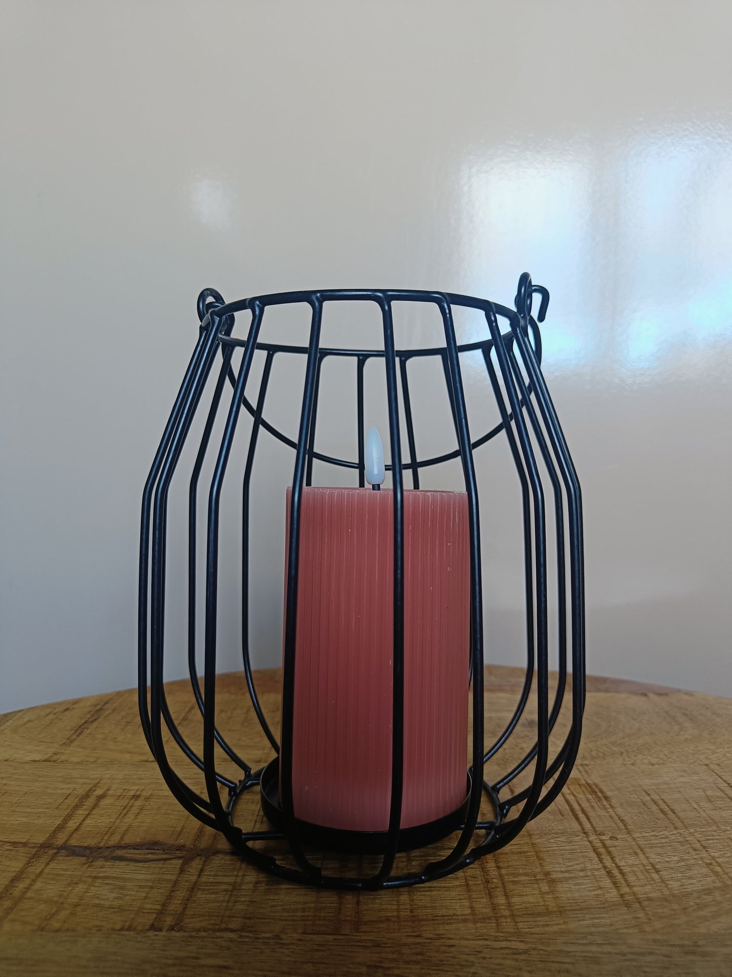 Grote zwarte lantaarn met roze LED-kaars