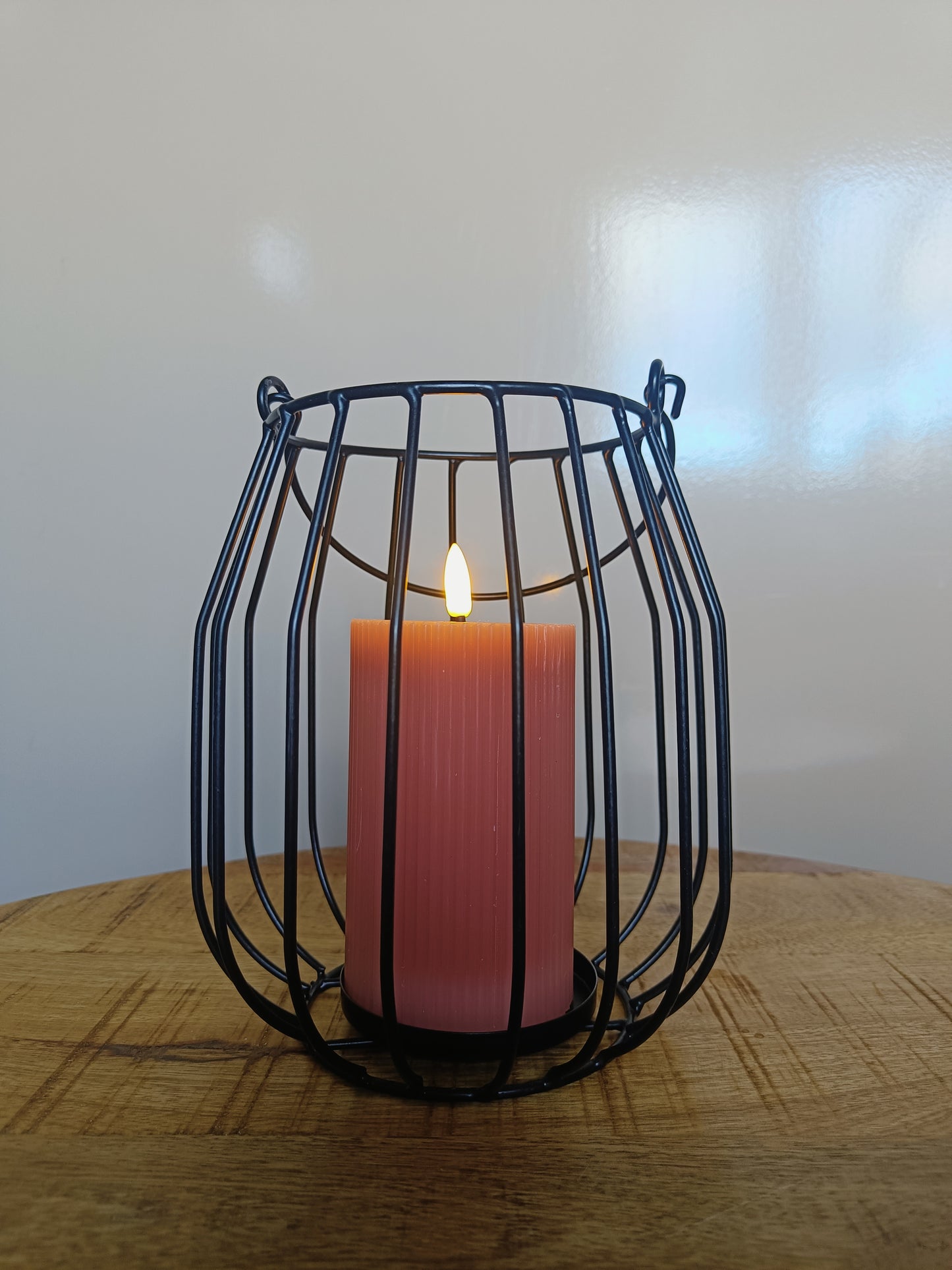 Grote zwarte lantaarn met roze LED-kaars