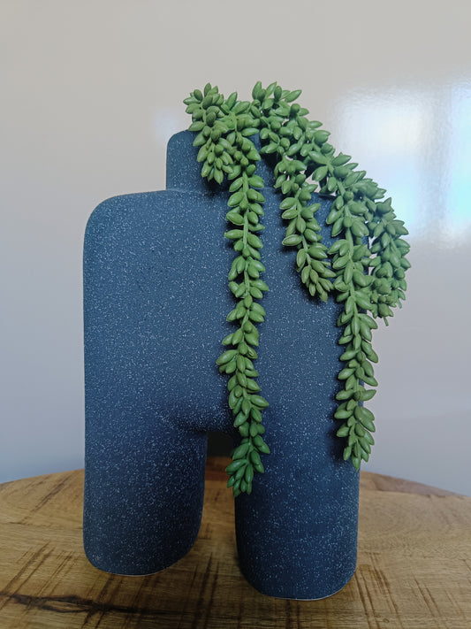 Zwarte granietlook vaas met erwtplantje L16 x B9 x H27 cm