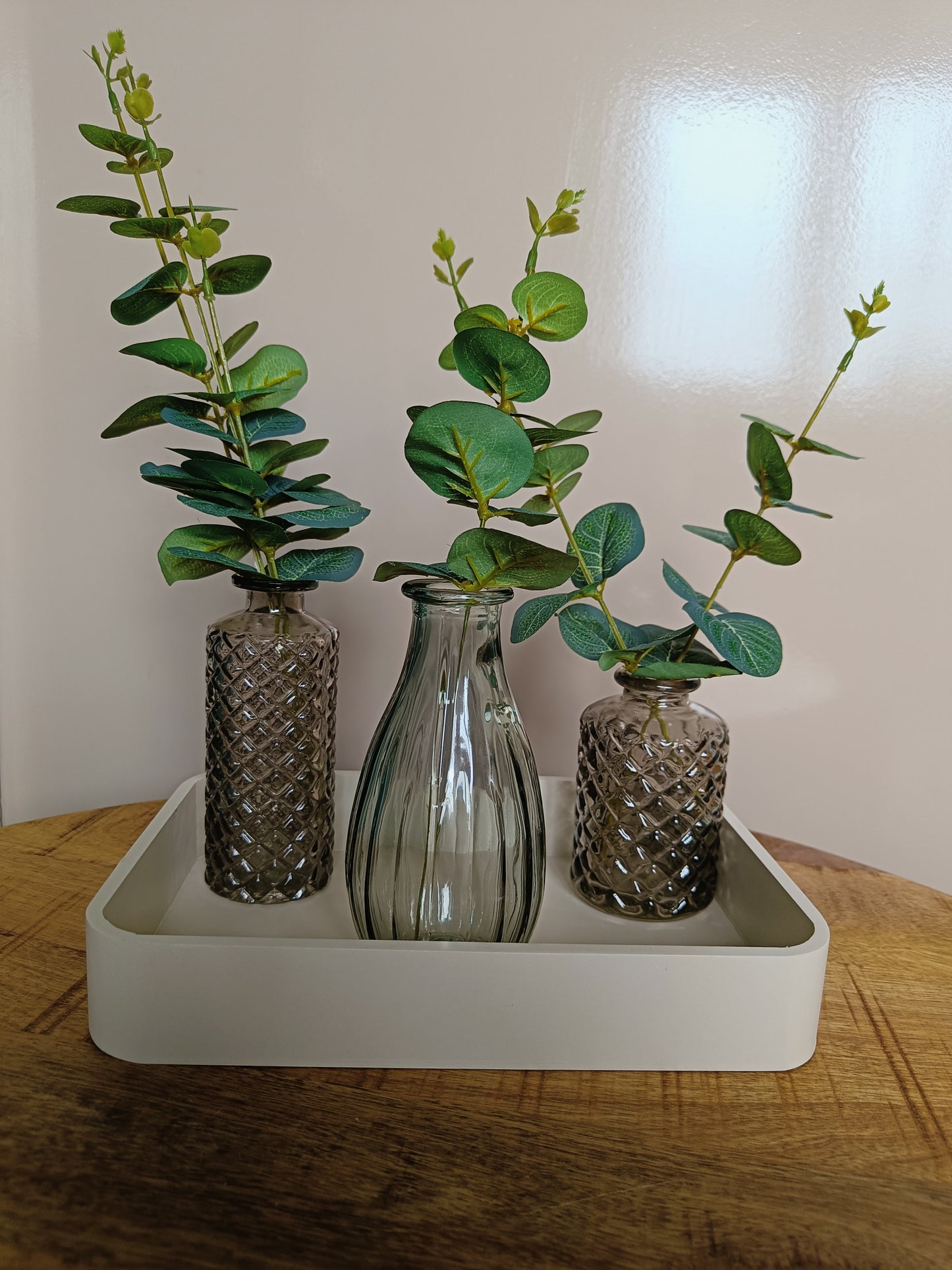 Tray met drie glazen vaasjes & eucalyptus – L 24 x B 16 x H 33 cm