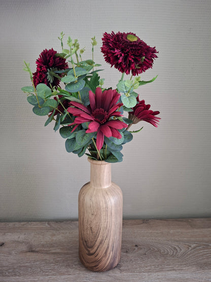 Keramieken vaas natural met houtlook – warm boeket van donkerrode gerbera’s, wilde gerbera’s en eucalyptus