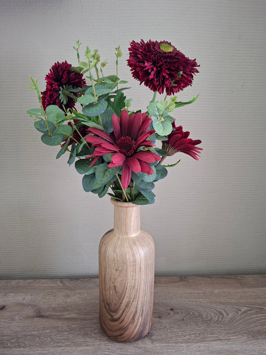 Keramieken vaas natural met houtlook – warm boeket van donkerrode gerbera’s, wilde gerbera’s en eucalyptus