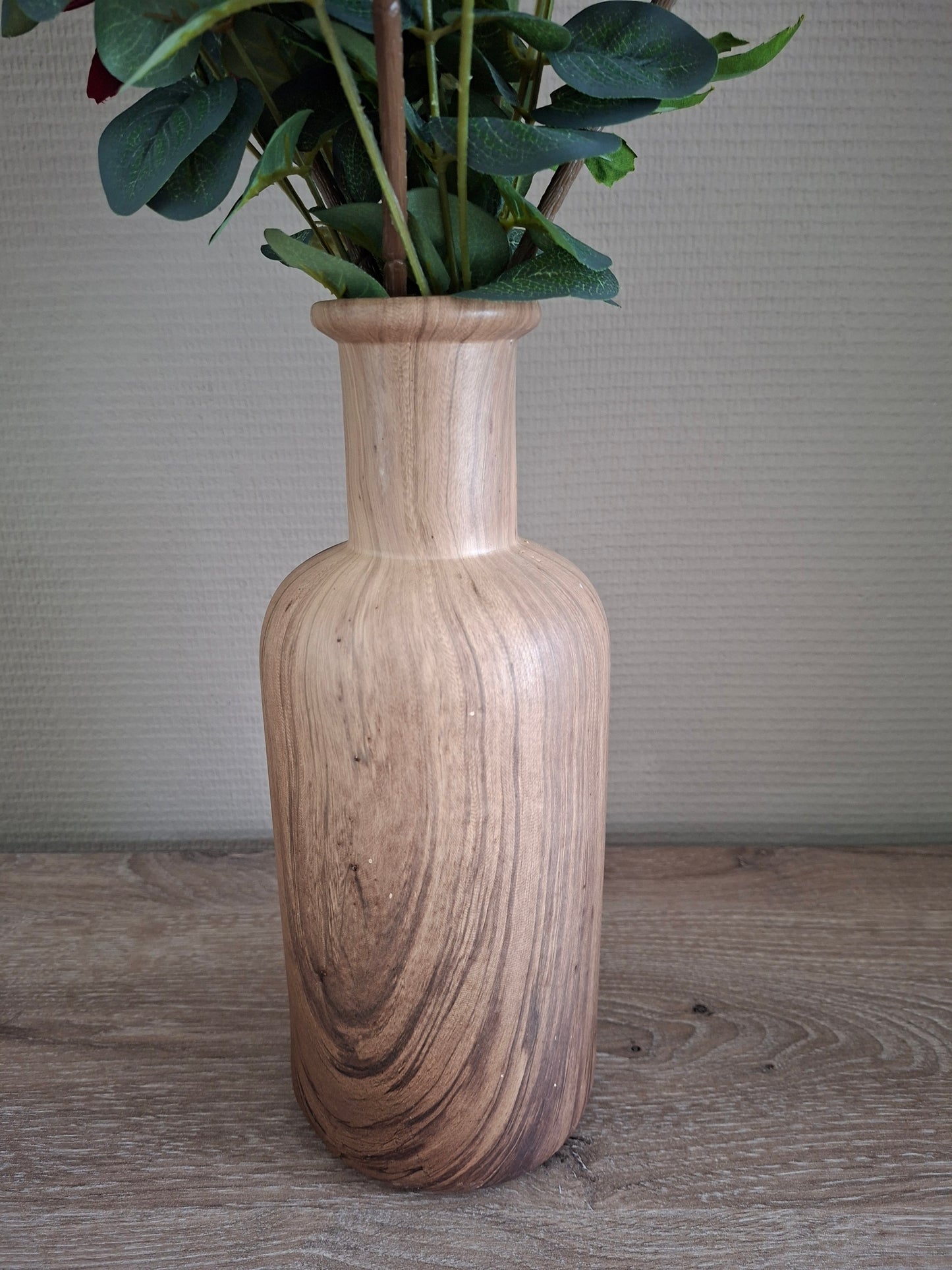 Keramieken vaas natural met houtlook – warm boeket van donkerrode gerbera’s, wilde gerbera’s en eucalyptus