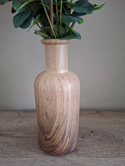 Keramieken vaas natural met houtlook – warm boeket van donkerrode gerbera’s, wilde gerbera’s en eucalyptus