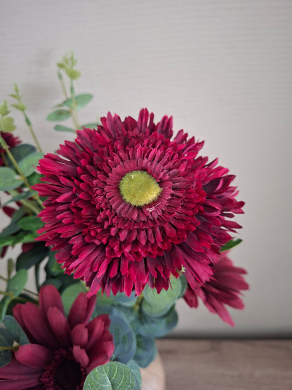 Keramieken vaas natural met houtlook – warm boeket van donkerrode gerbera’s, wilde gerbera’s en eucalyptus