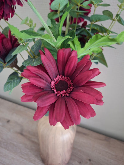 Keramieken vaas natural met houtlook – warm boeket van donkerrode gerbera’s, wilde gerbera’s en eucalyptus