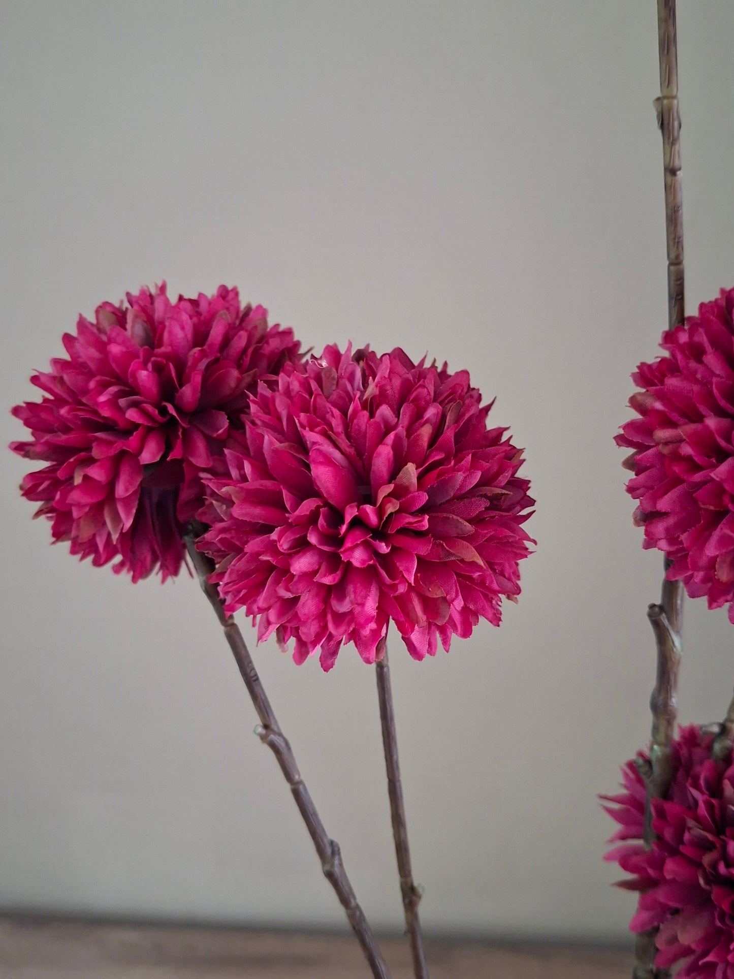 Pompom Spray – Burgundy, Wit & Light Purple | Decoratieve Kunsttak | 98 cm