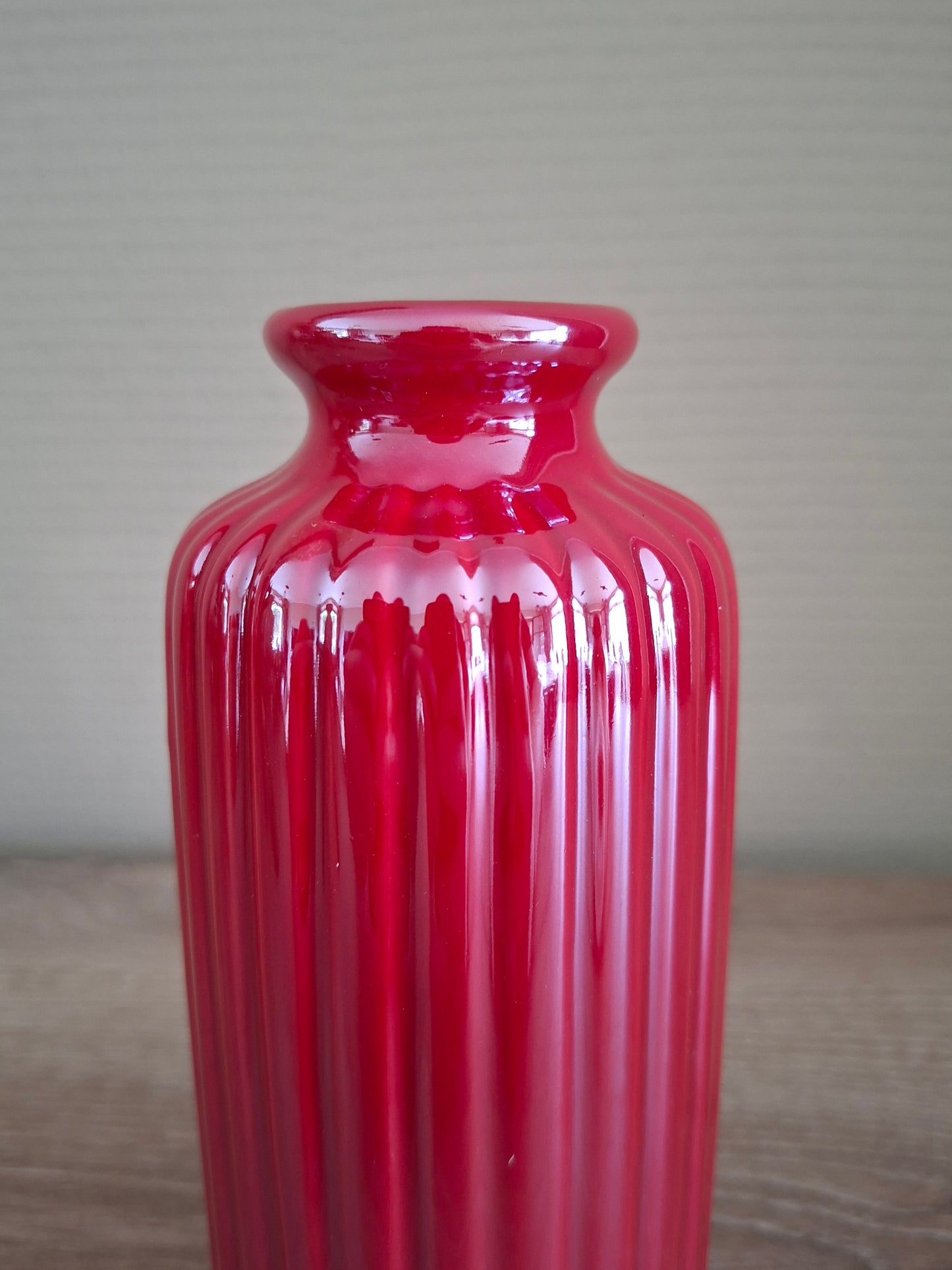 Keramieken Vaas met Reliëf en Electroplated Afwerking – Rood & Roze | Ø7 x H15,5 cm