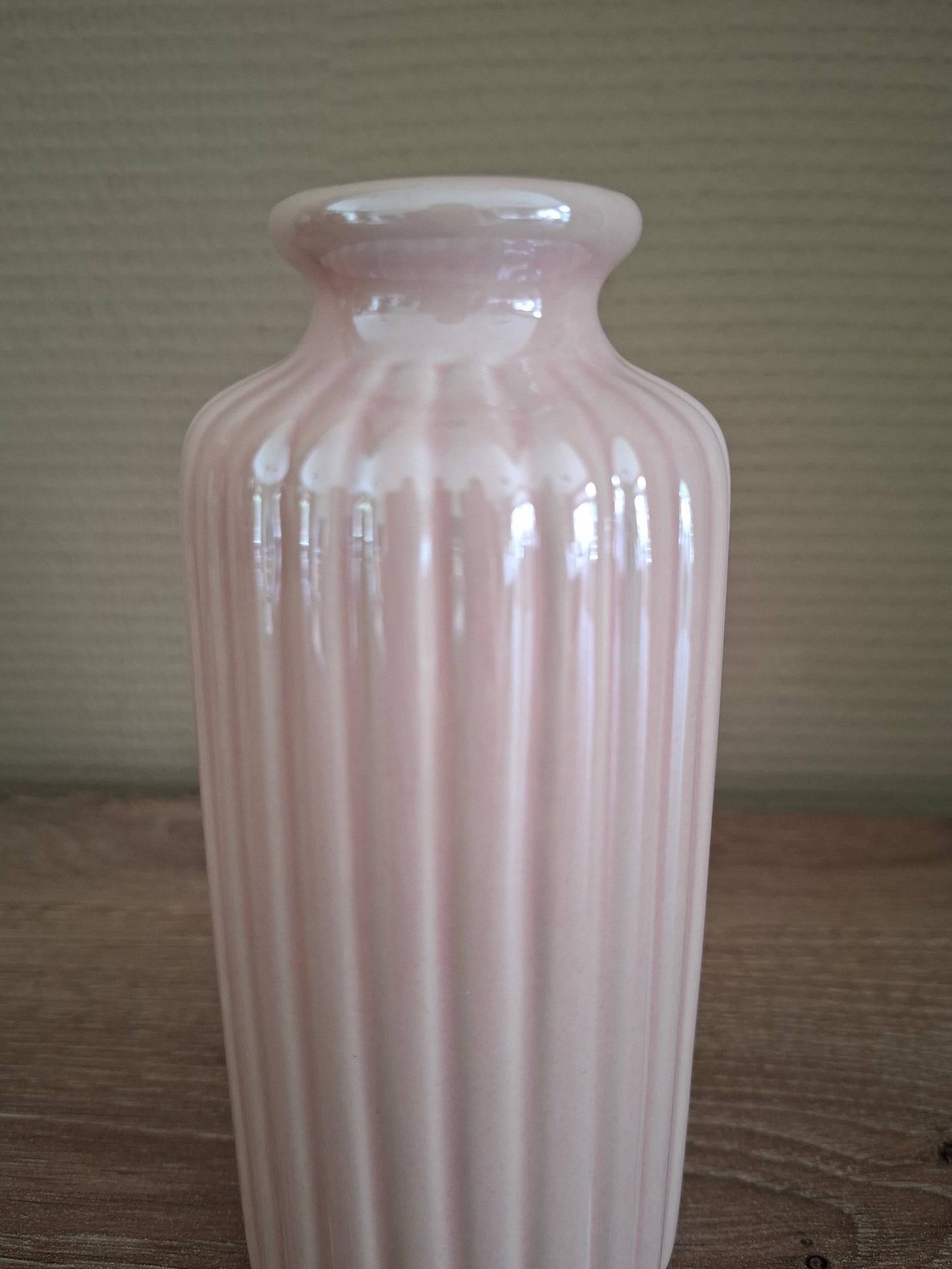 Keramieken Vaas met Reliëf en Electroplated Afwerking – Rood & Roze | Ø7 x H15,5 cm