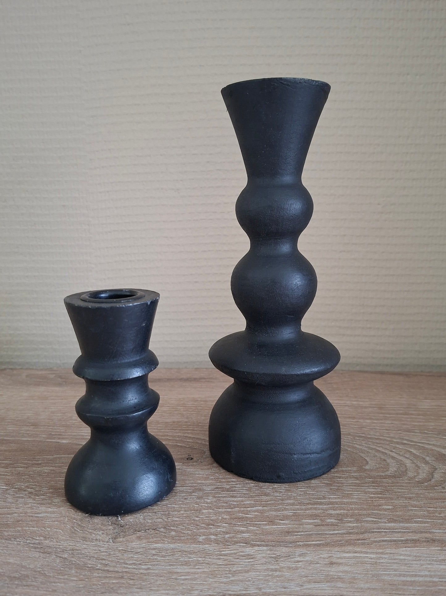 Zwarte Houten Kaarsenhouder – Breggo & Dariga | Stijlvolle Kaarsenhouder voor Dinerkaarsen