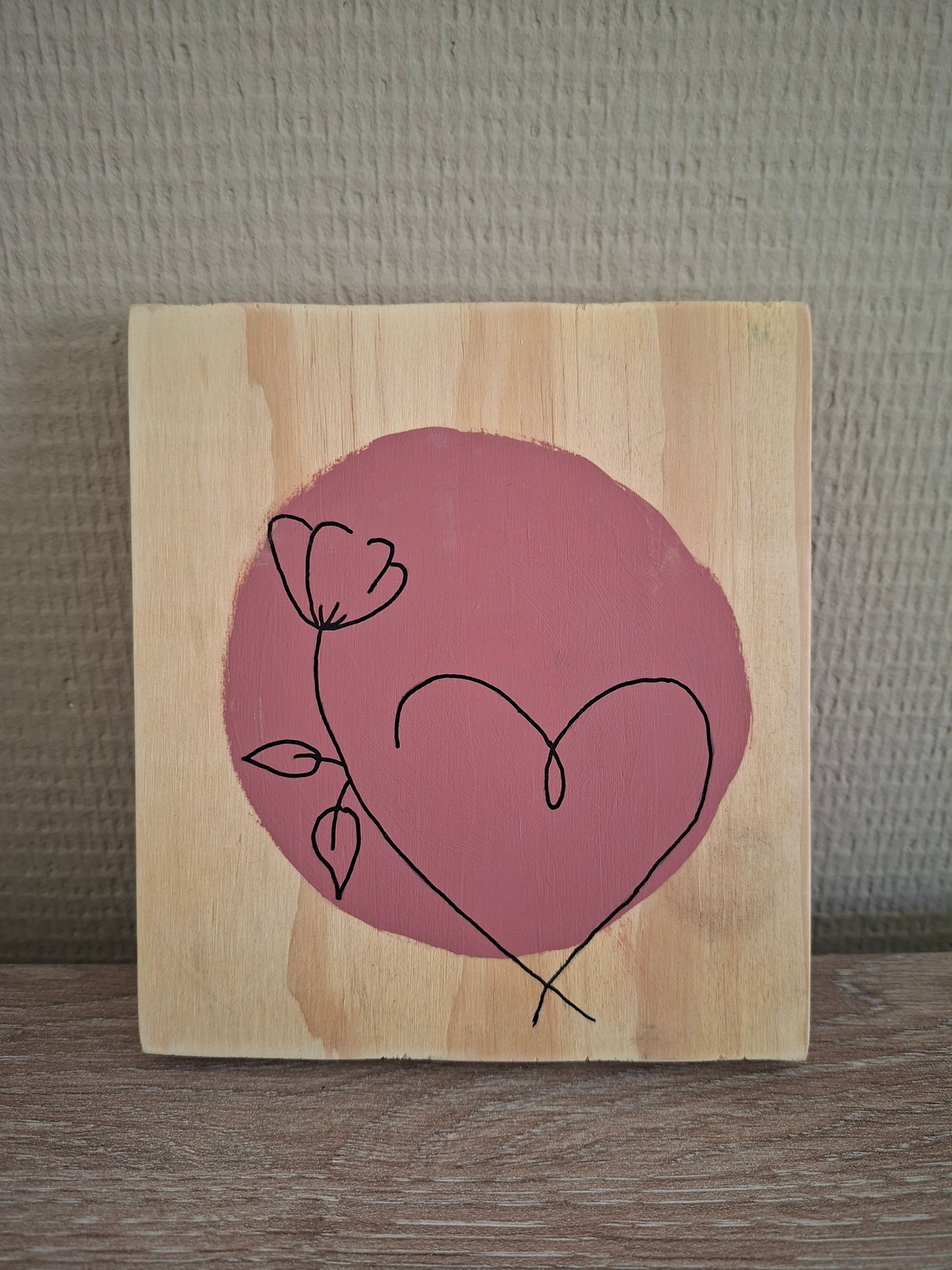 Handgemaakt Houten Kunstwerk – Hartje met Bloem | Lijntekening | Terra Roze