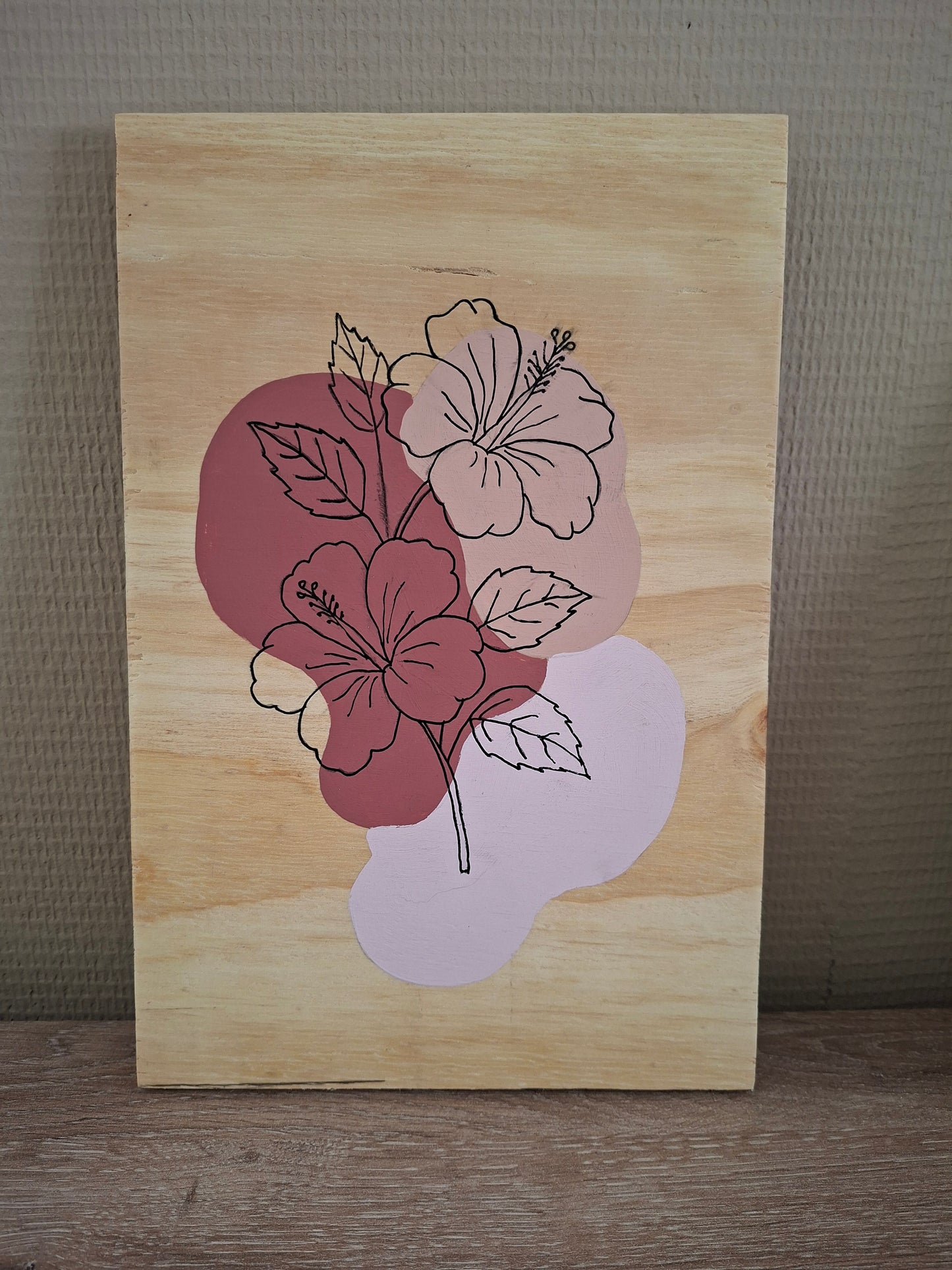 Handgemaakt Houten Kunstwerk – Lijntekening Hibiscus Bloem | Minimalistisch Design | 30 x 20 cm