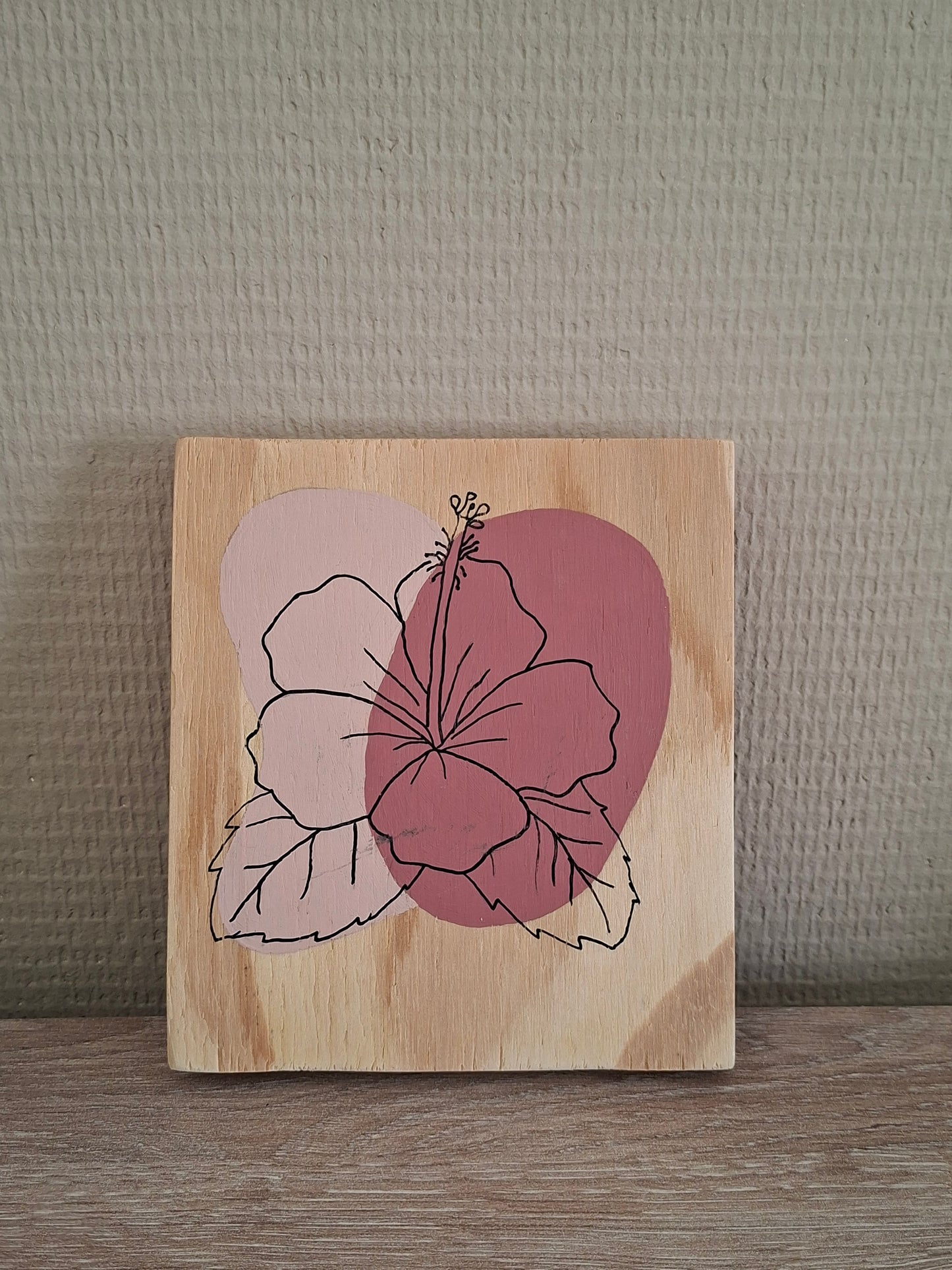 Handgemaakt Houten Kunstwerk – Hibiscus | Lijntekening | Terra Roze & Vintage Pink