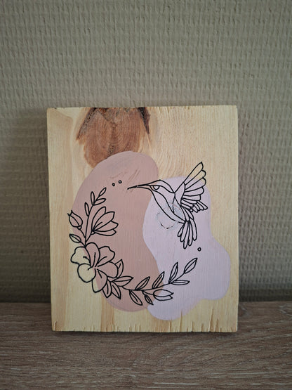 Handgemaakt Houten Kunstwerk – Kolibrie met Bloemen | Lijntekening | Vintage Pink & Blossom