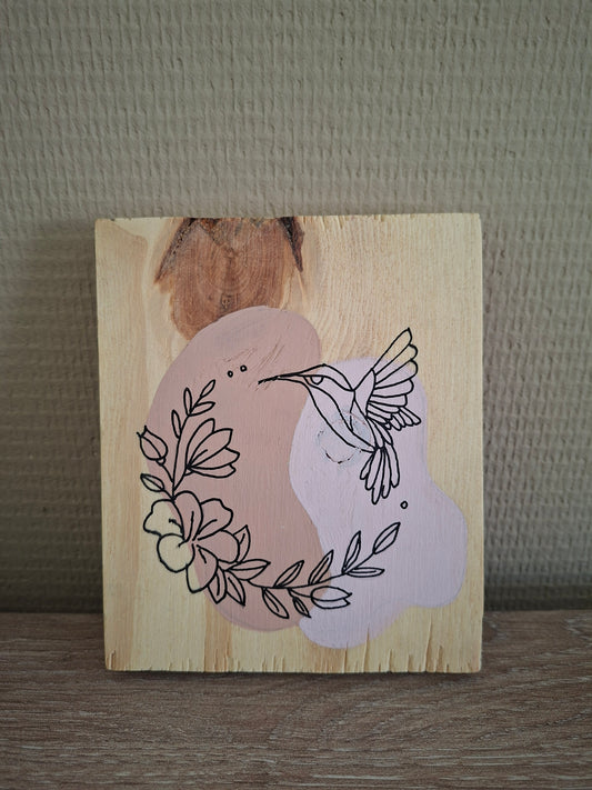 Handgemaakt Houten Kunstwerk – Kolibrie met Bloemen | Lijntekening | Vintage Pink & Blossom
