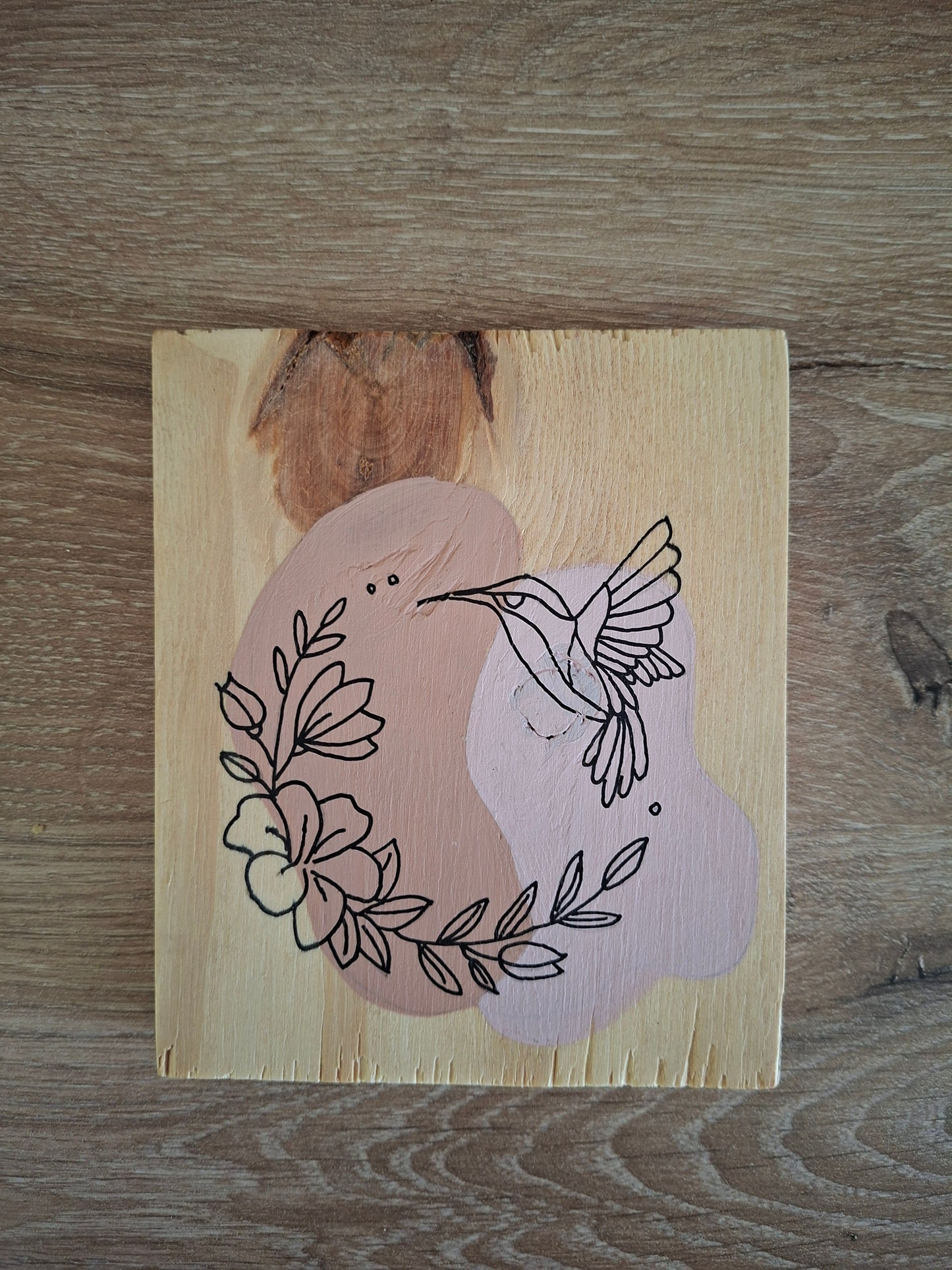 Handgemaakt Houten Kunstwerk – Kolibrie met Bloemen | Lijntekening | Vintage Pink & Blossom