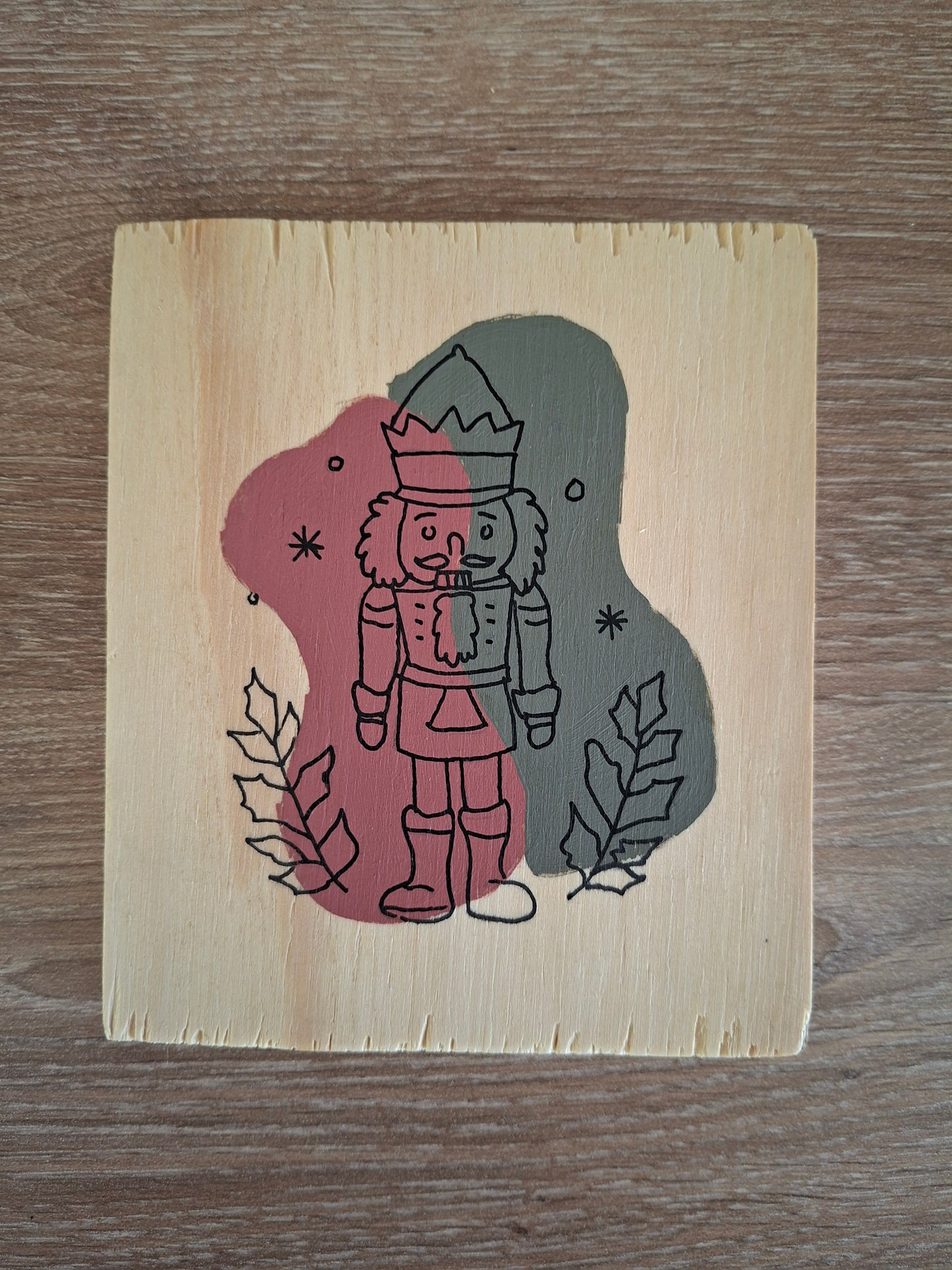 Handgemaakt Houten Kunstwerk – Notenkraker | Lijntekening | Terra Roze & Olive