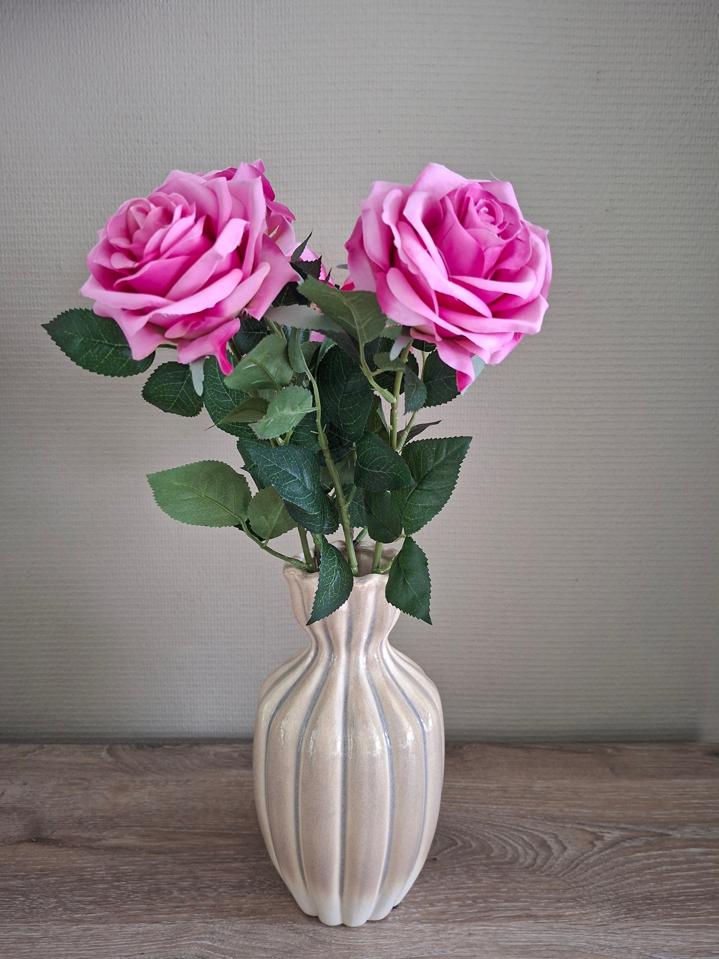 Keramieken vaas offwhite met roze rozen – elegant en tijdloos woonaccent