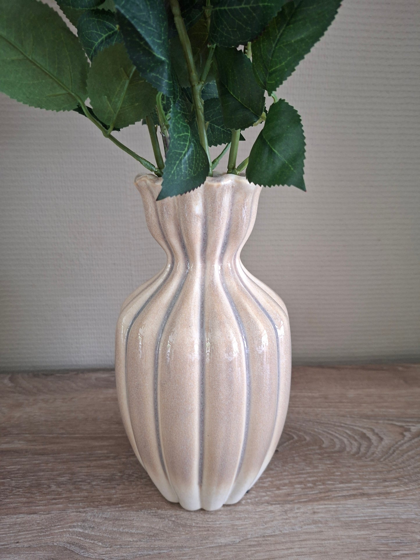 Keramieken vaas offwhite met roze rozen – elegant en tijdloos woonaccent