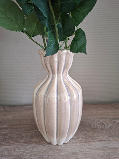 Keramieken vaas offwhite met roze rozen – elegant en tijdloos woonaccent
