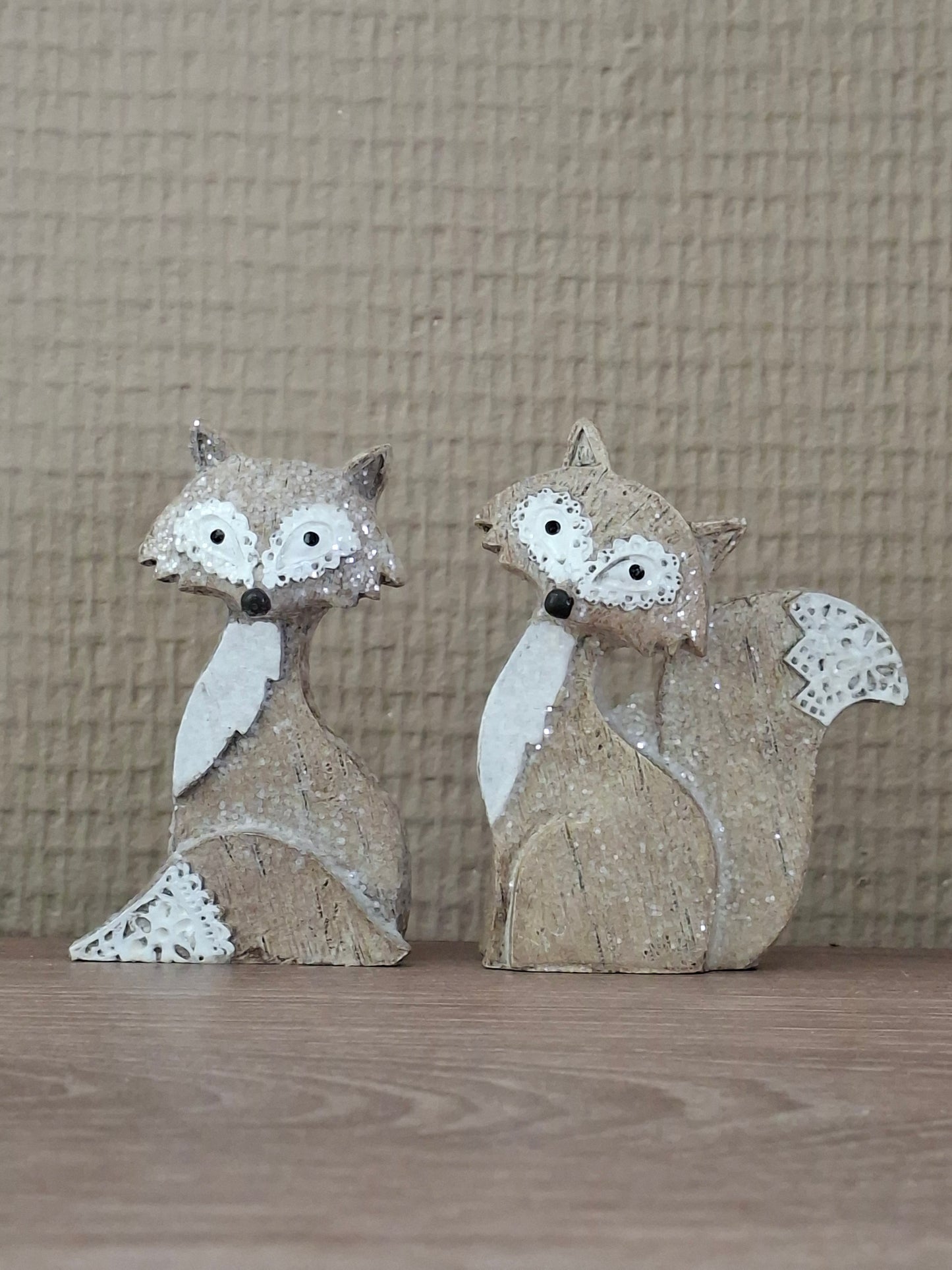 Vosje Grijs – Kijkend naar Rechts | Staart Omlaag | L4 x B3,5 x H8 cm