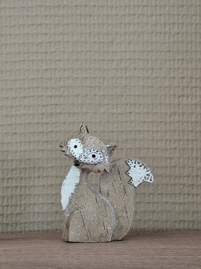 Vosje Grijs – Kijkend naar Rechts | Staart Omhoog | L4 x B3,5 x H8 cm
