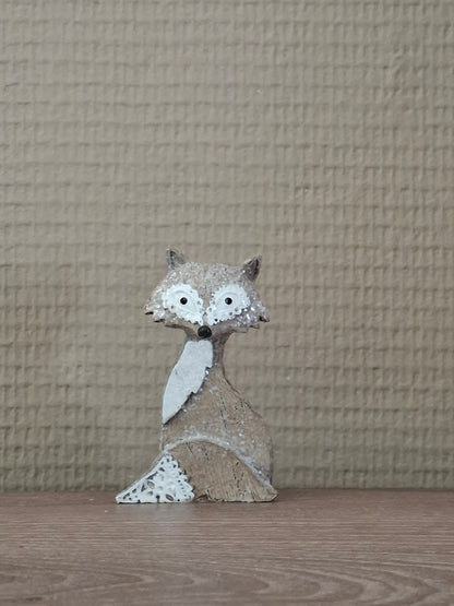 Vosje Grijs – Kijkend naar Rechts | Staart Omlaag | L4 x B3,5 x H8 cm